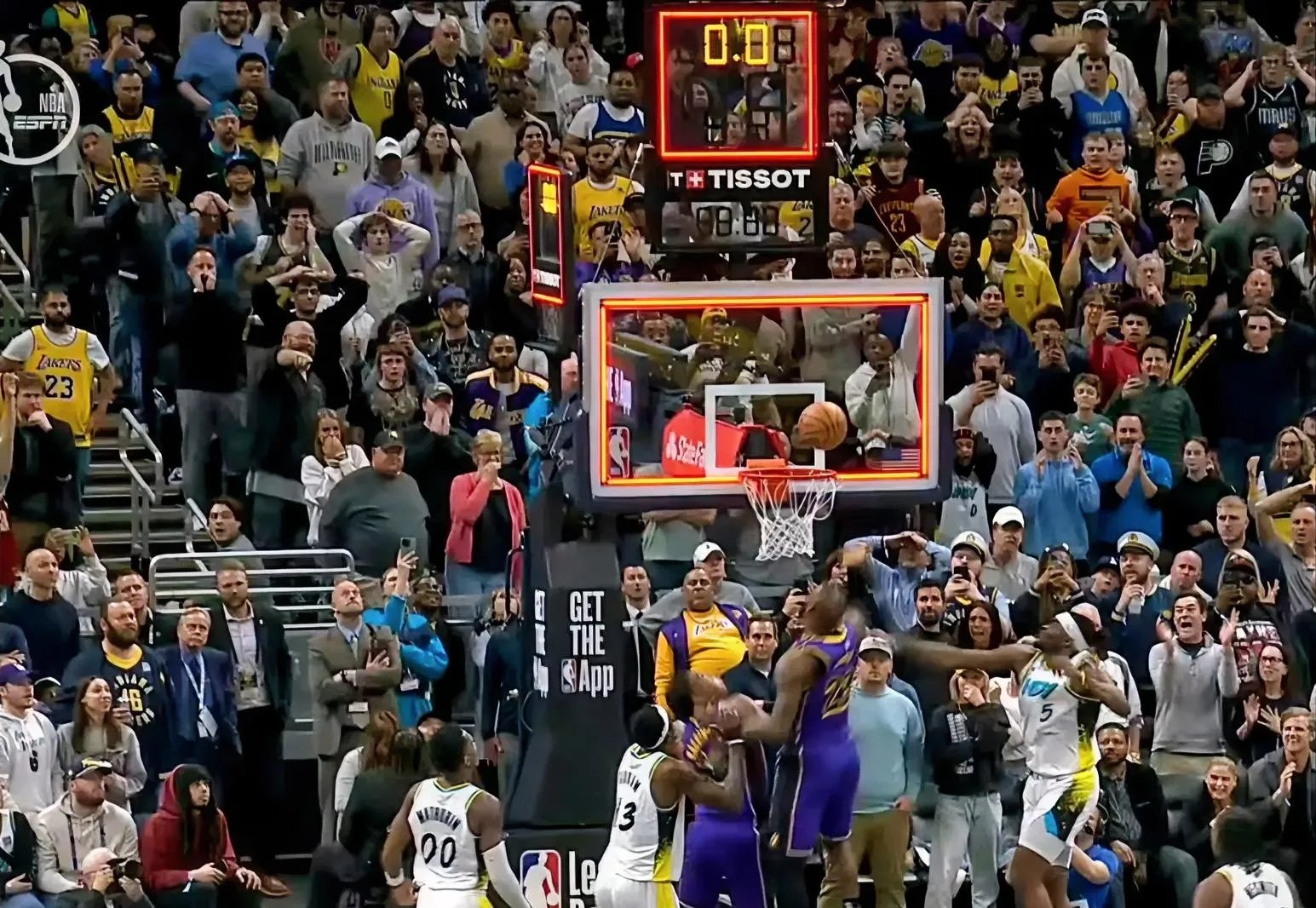 关于清晨足总杯传出新动向；布鲁克林篮网绝杀压哨；管理层表态：气氛紧张；临场指挥获称赞的信息