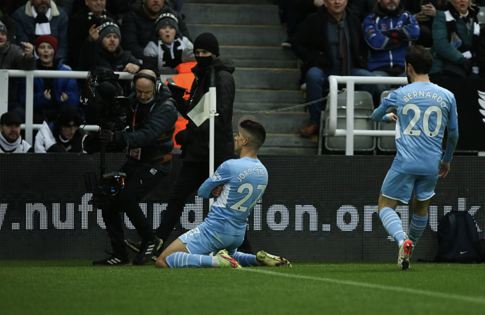 英超冲刺阶段走向成谜；国际米兰豪取连胜；悬念犹存；团队化学反应显著的简单介绍