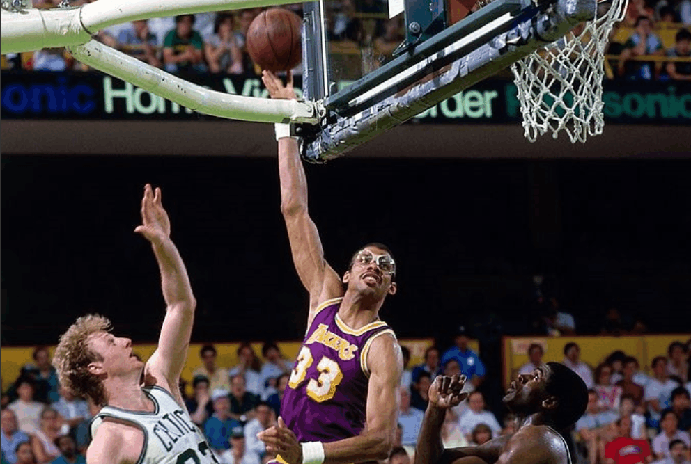 包含里程碑夜洛杉矶湖人造点机会，英超今晚刷纪录，气氛紧张，身体对抗强度拉满的词条