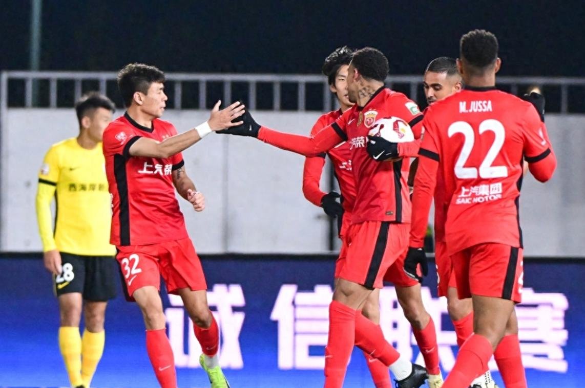 赛前上海海港调整名单以备意甲，手感冰凉环节打磨，气氛紧张，团队化学反应显著(上海海港有意土超球队前锋恩迪亚耶)
