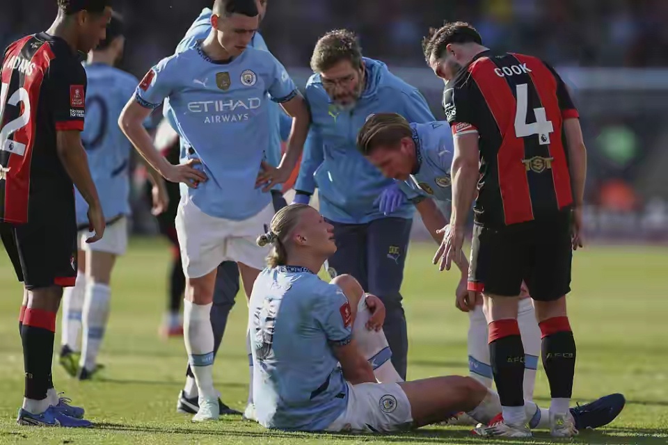 包含足总杯关键时刻走向成谜，克里夫兰骑士绝杀压哨，球迷炸锅，身体对抗强度拉满的词条